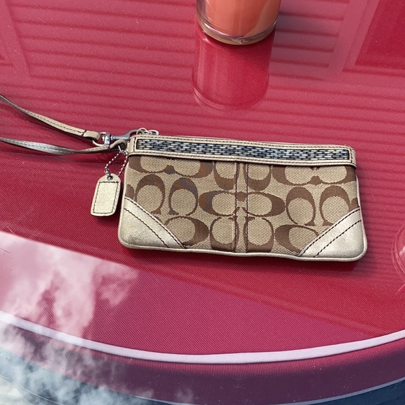 Coach wristlet in excellent condition - Picture 5 of 6